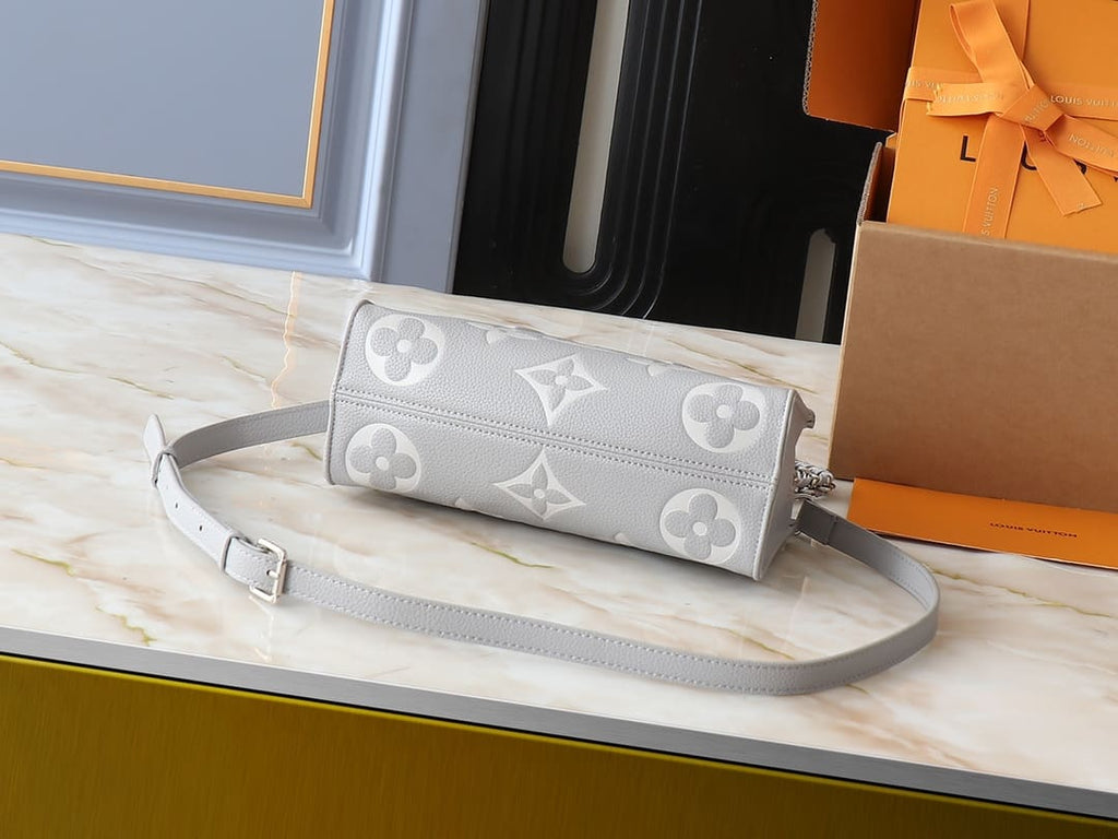 LOUIS VUITTON M14213 OnTheGo East West