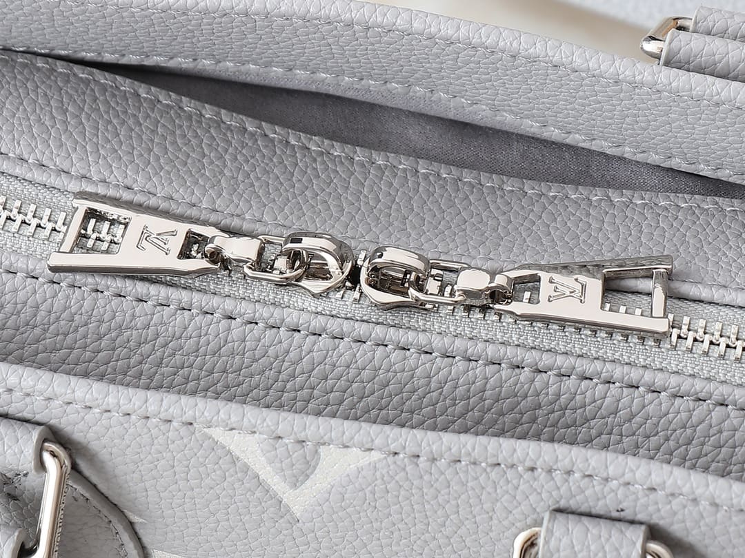 LOUIS VUITTON M14213 OnTheGo East West