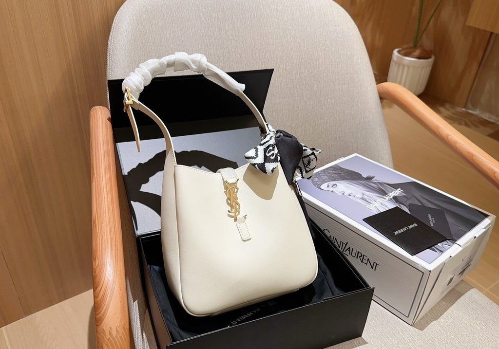 SAINT LAURENT le 5 à 7 supple small in grained leather
