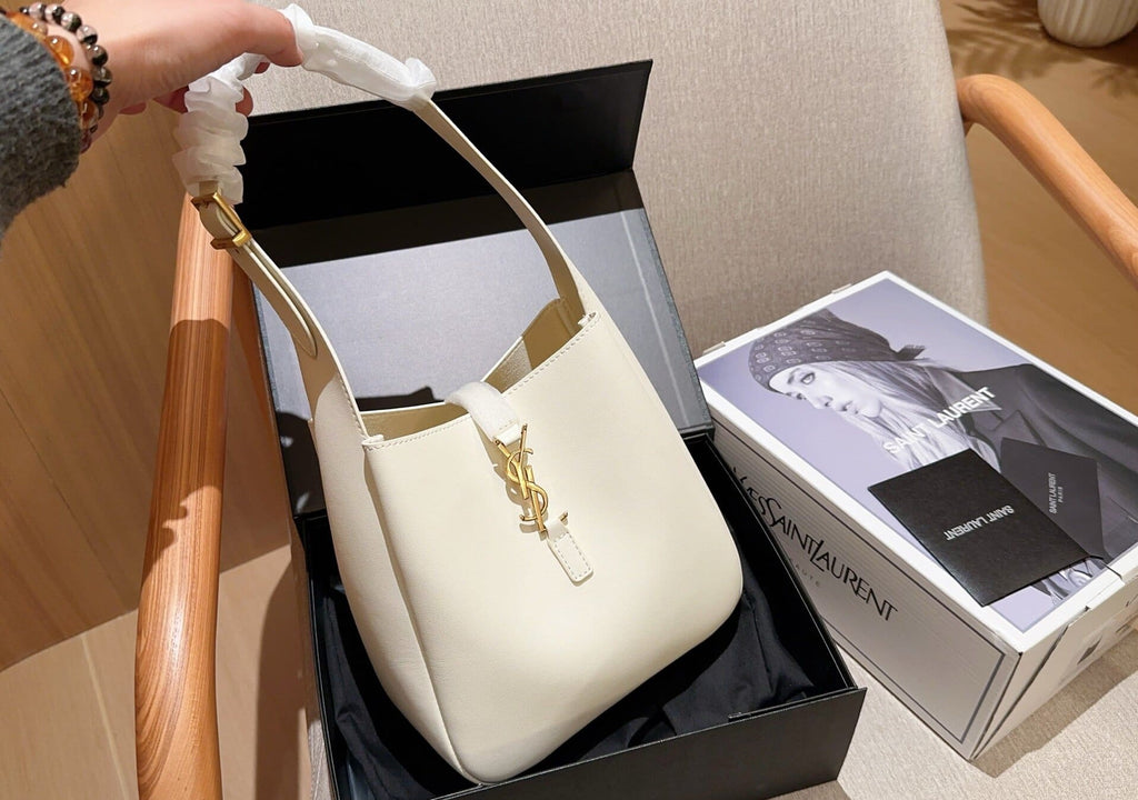 SAINT LAURENT le 5 à 7 supple small in grained leather