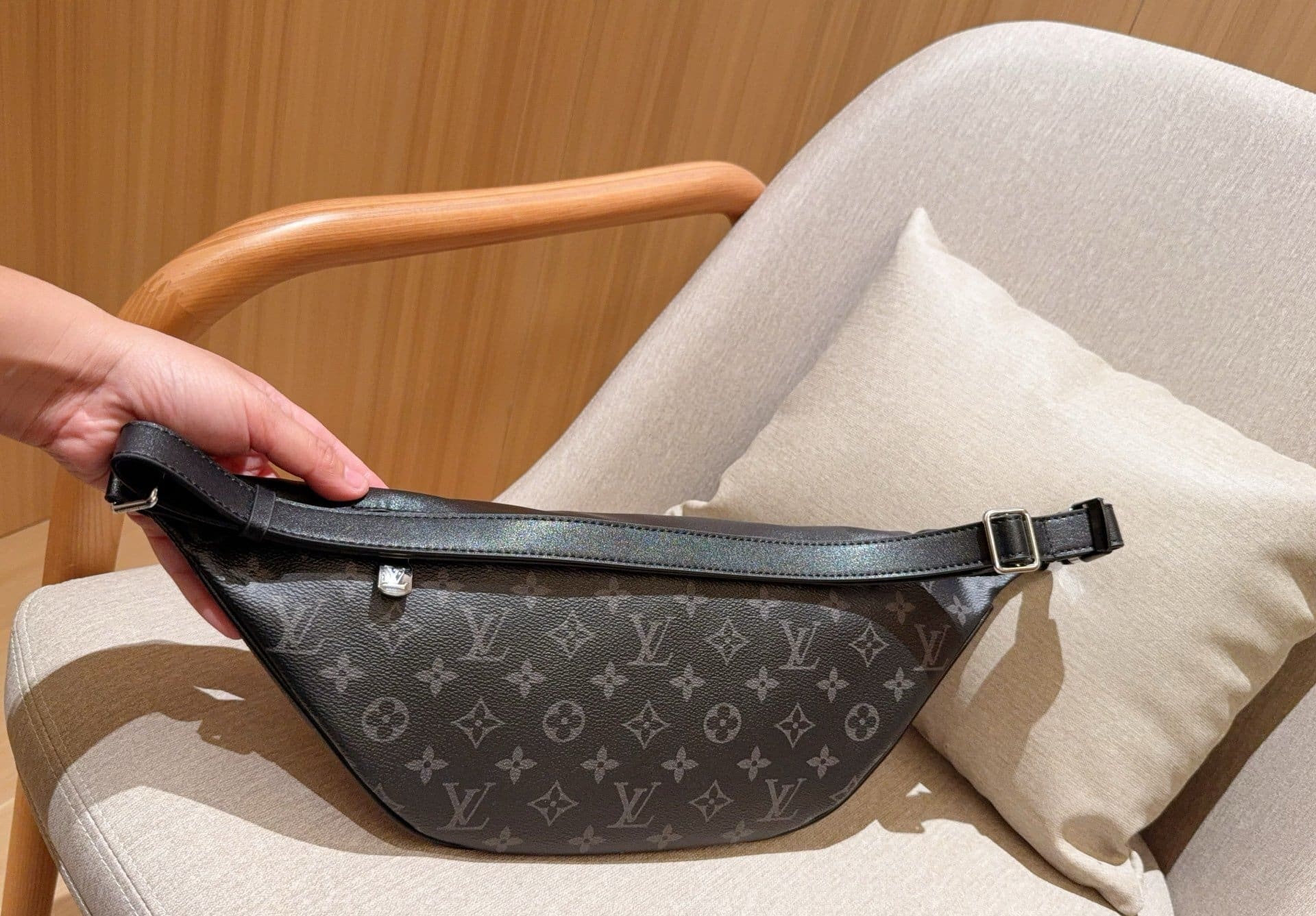 Louis Vuitton M44336 Discovery Bumbag