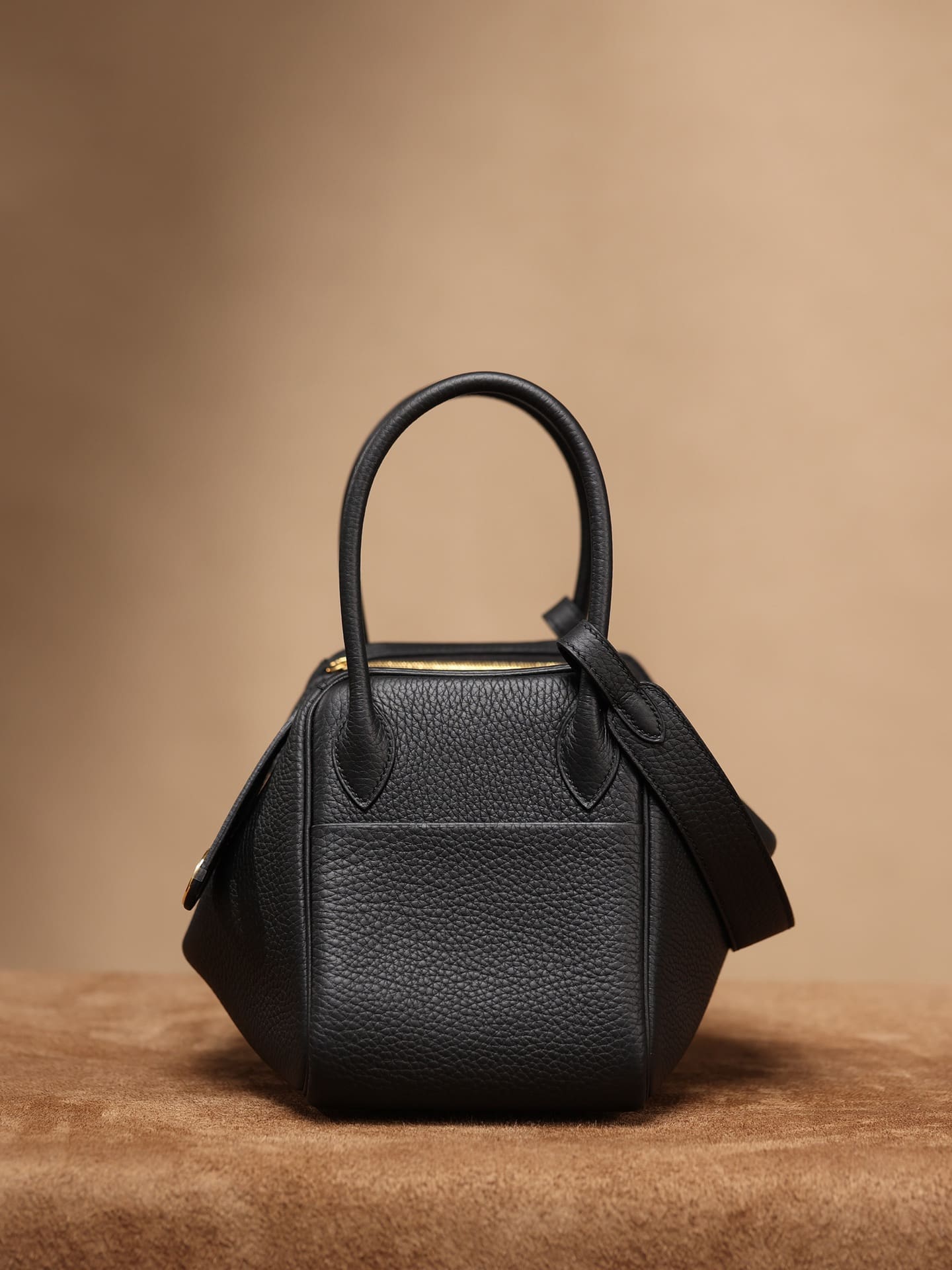 Hermès Lindy 26 Black Clemence Gold Hardware