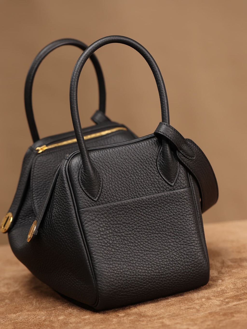 Hermès Lindy 26 Black Clemence Gold Hardware