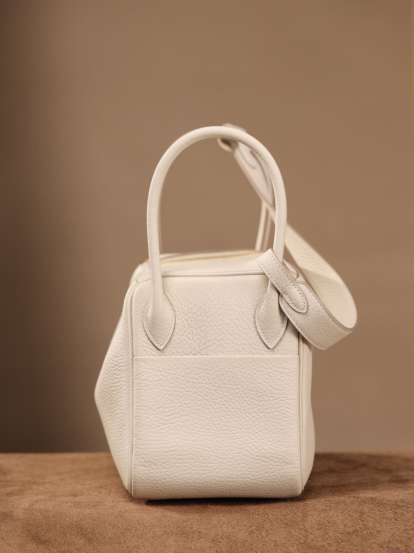 Hermès Lindy 26 Nata Clemence Gold Hardware
