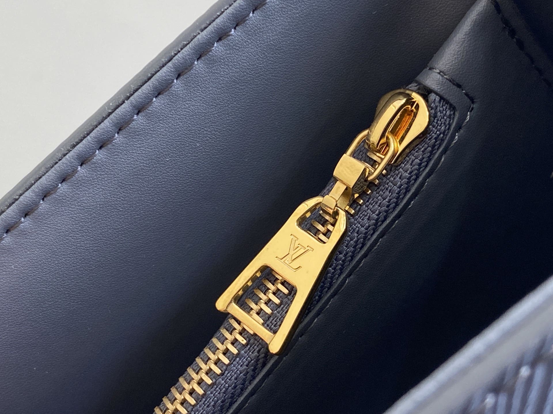 LOUIS VUITTON M14059 Twist MM