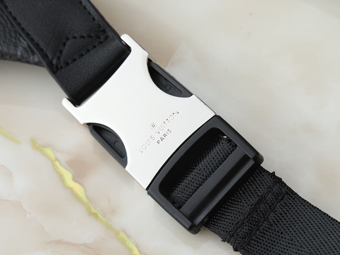 LOUIS VUITTON M25924 Discovery Bumbag