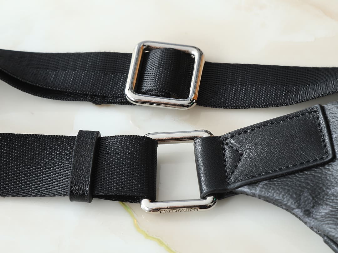 LOUIS VUITTON M25924 Discovery Bumbag