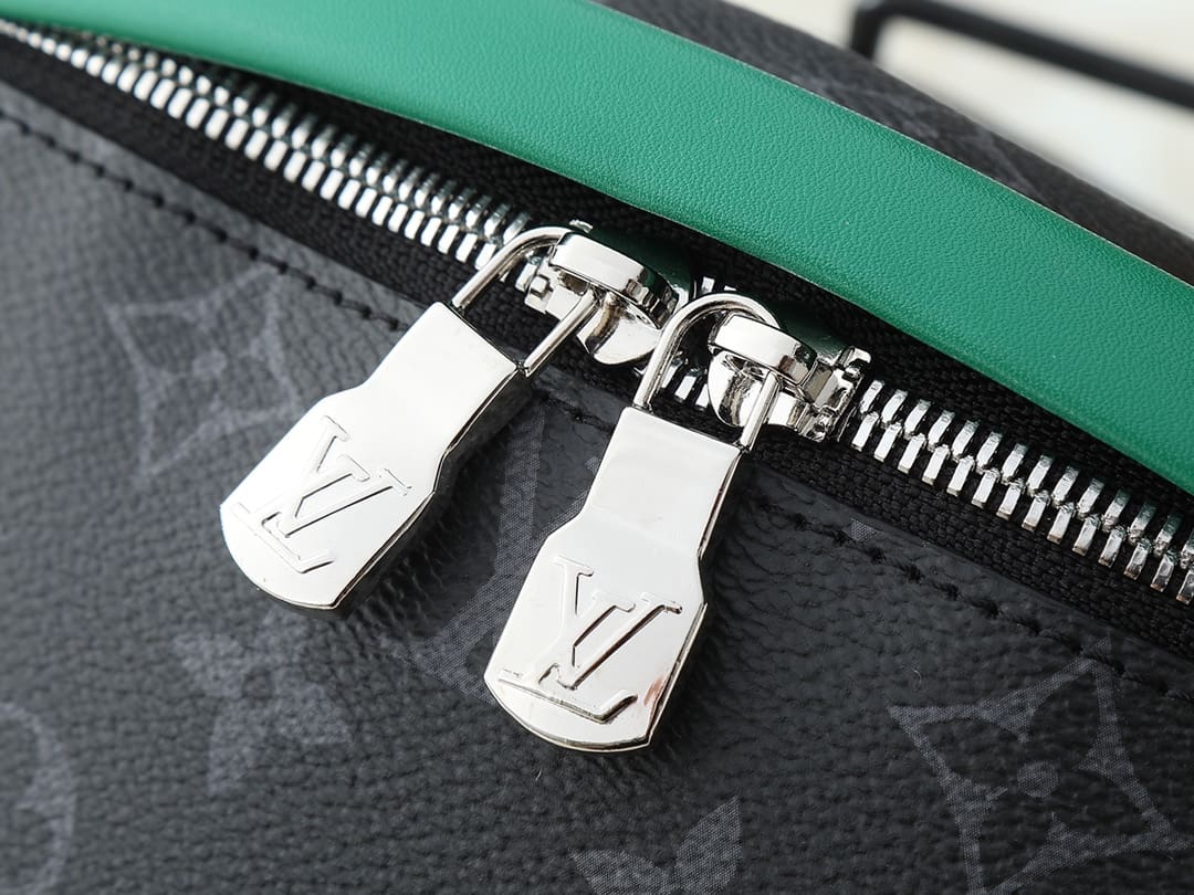 LOUIS VUITTON M25924 Discovery Bumbag