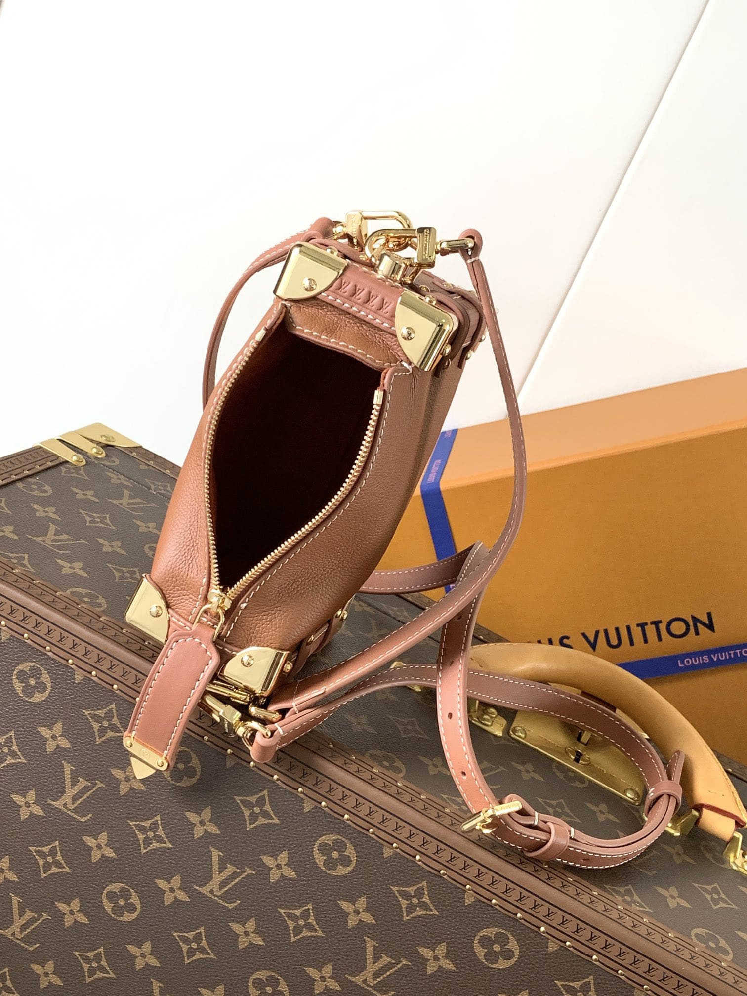 LOUIS VUITTON M15224 SIDE TRUNK