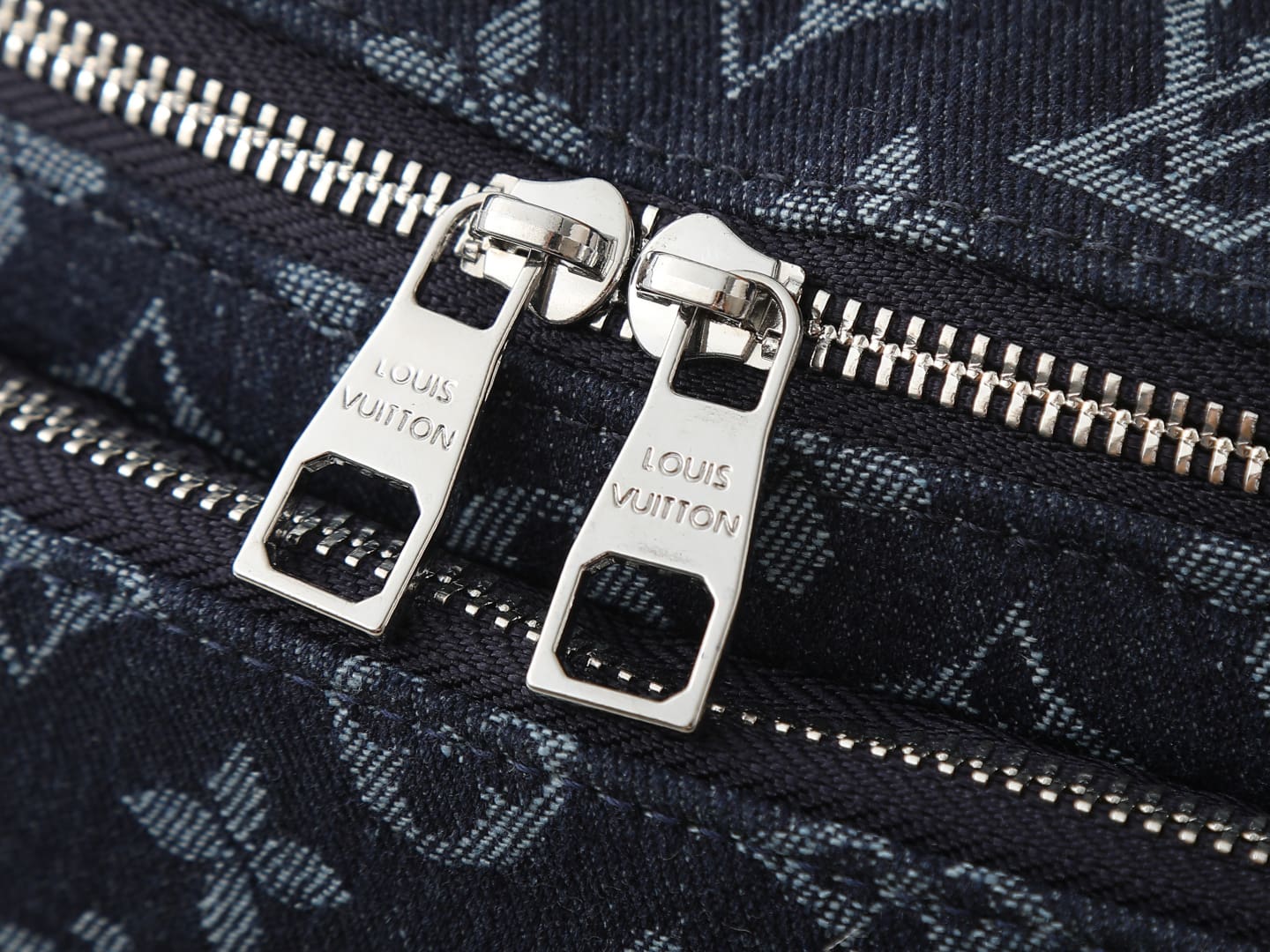 LOUIS VUITTON M27640 Rush Bumbag