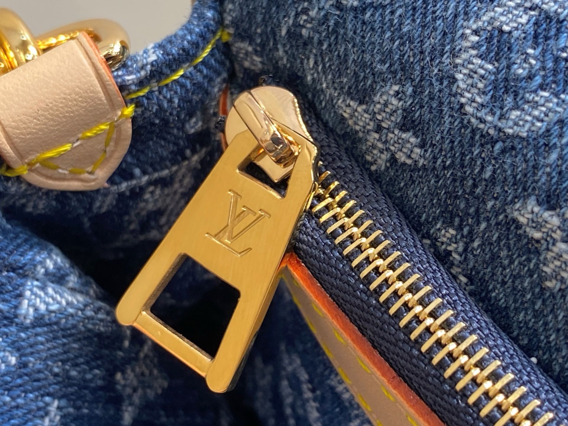 Louis Vuitton M13070 Diane