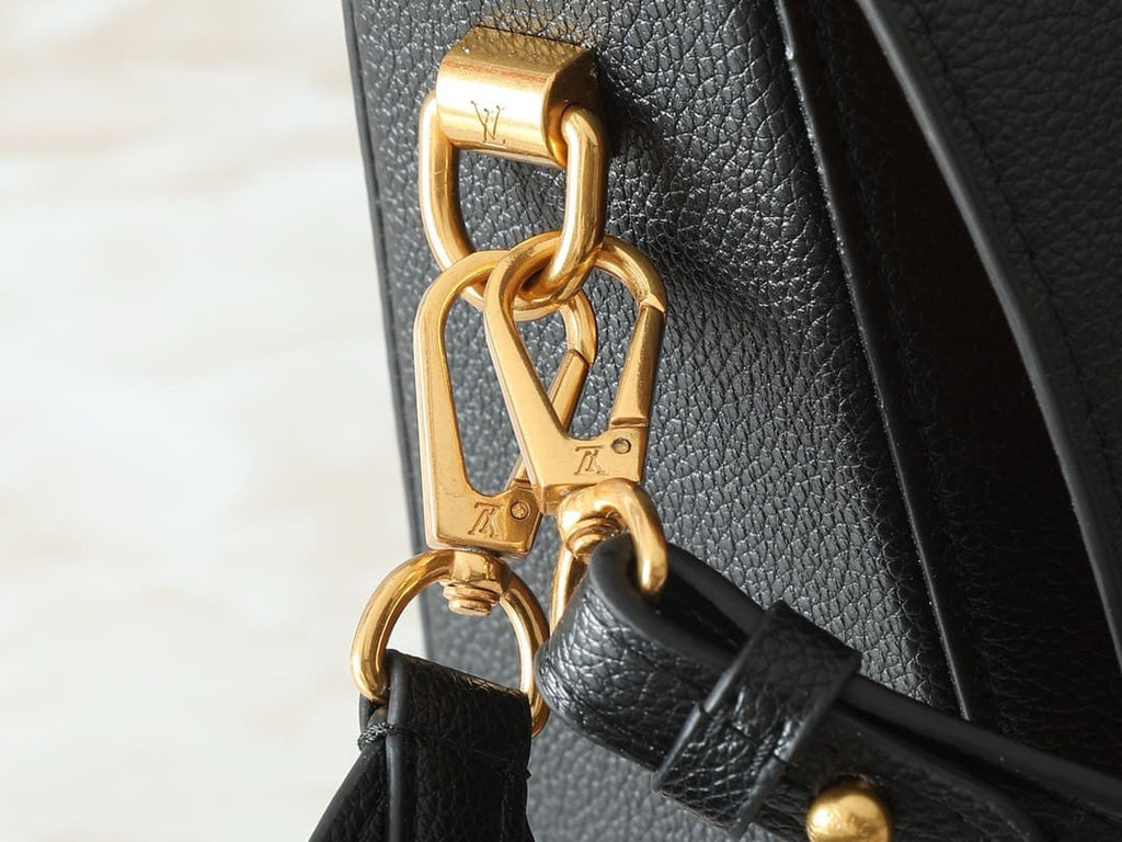 Louis Vuitton M24639 Soft Twist