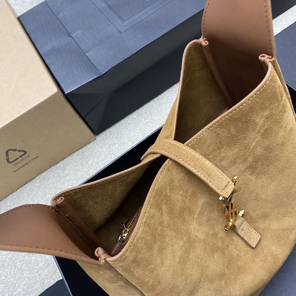 SAINT LAURENT LE 5 À 7 supple LARGE in suede