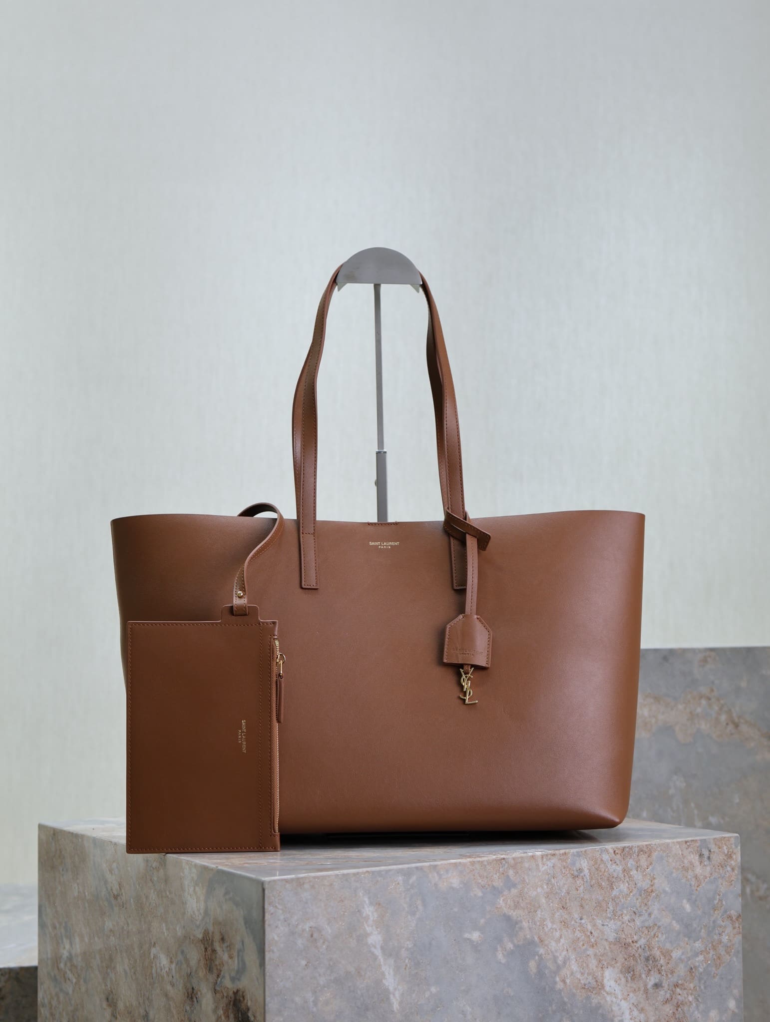 SAUINT LAURENTShopping Saint Laurent in leather