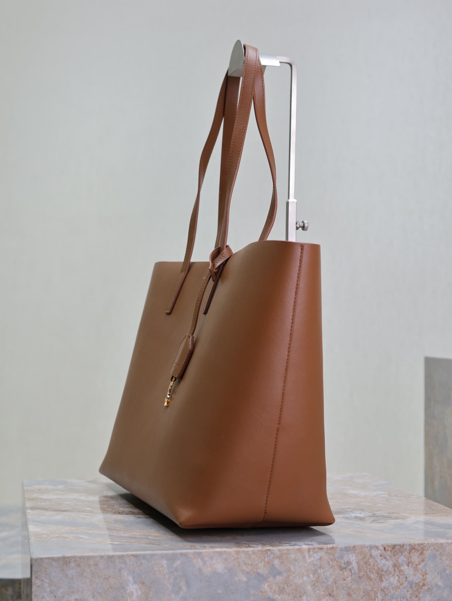 SAUINT LAURENTShopping Saint Laurent in leather